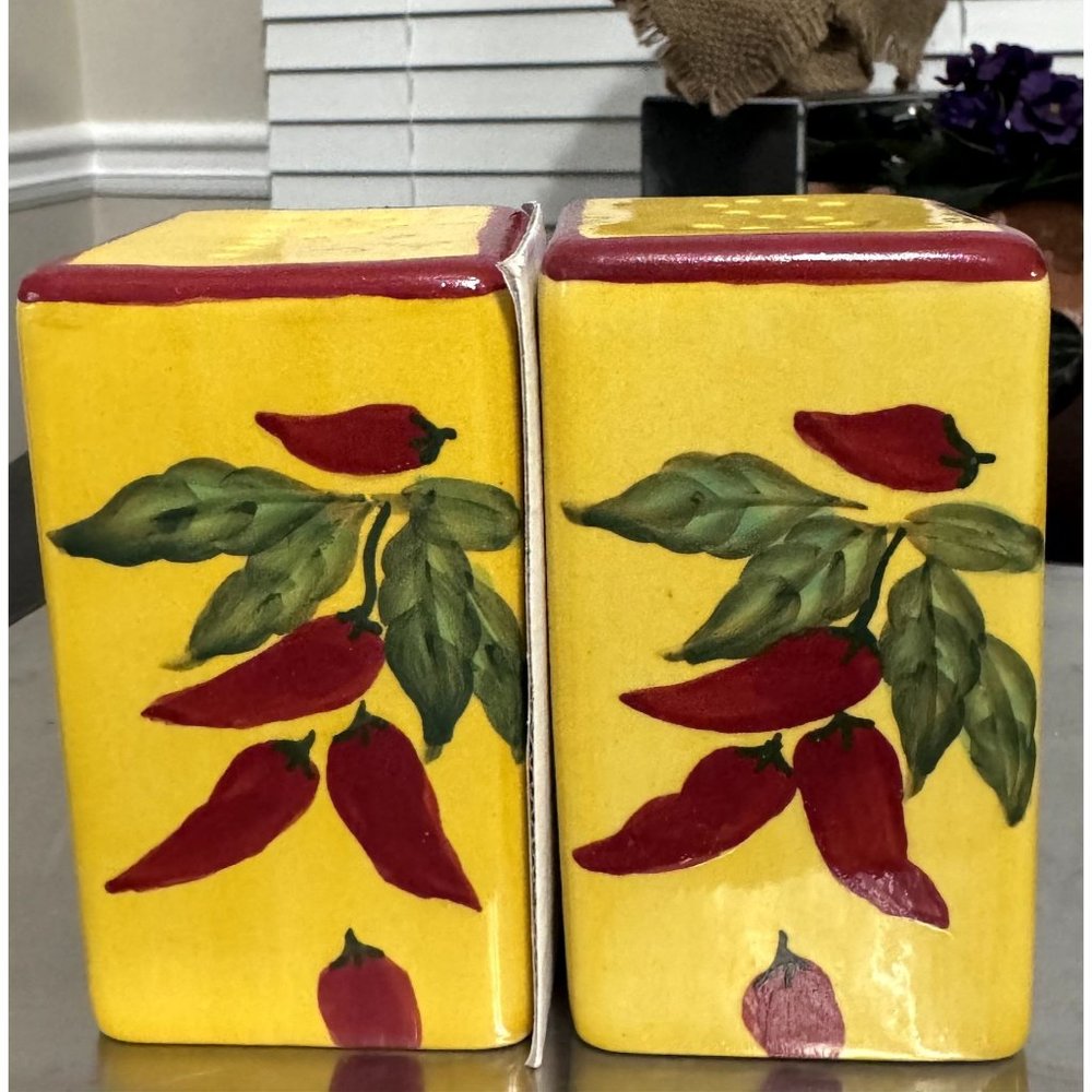 Vintage Chesapeake Bay Chili Peppers Salt And Pepper Shakers Set